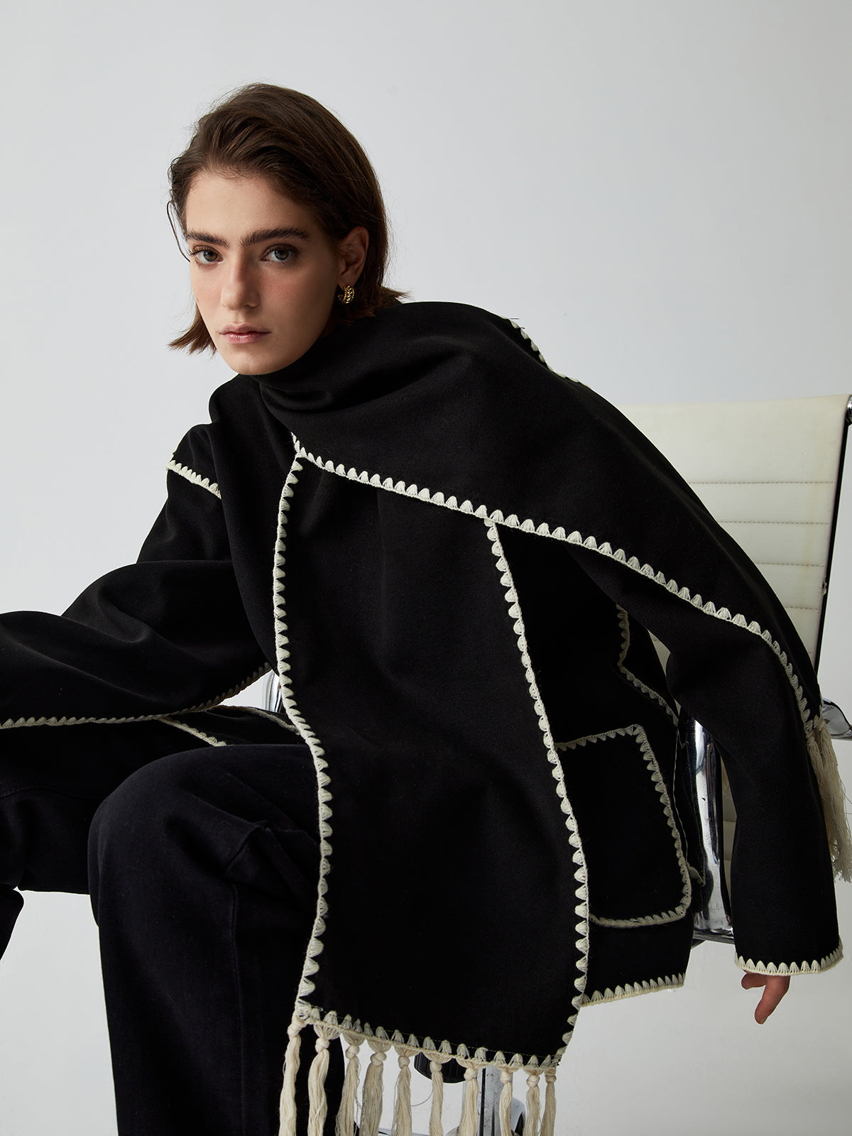 Chaqueta de mujer con ribetes en contraste y elegante bufanda - Alesha