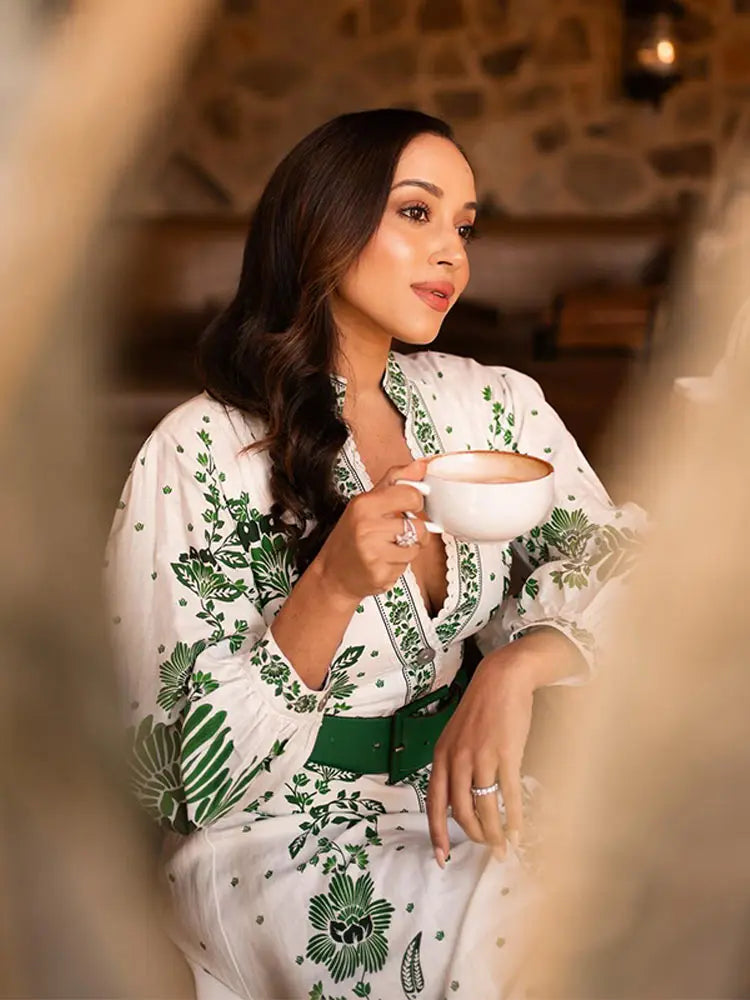 Conny - Elegante con un vestido verde a la moda