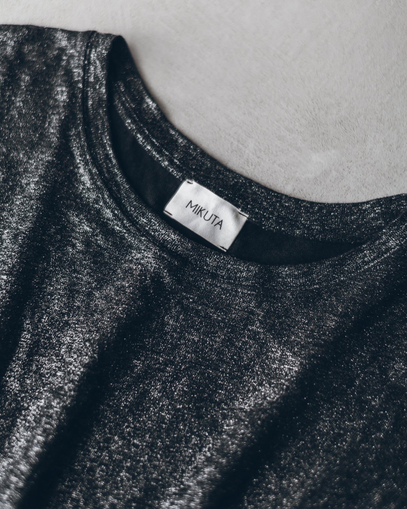 Kylie - El vestido de lino oscuro y brillante