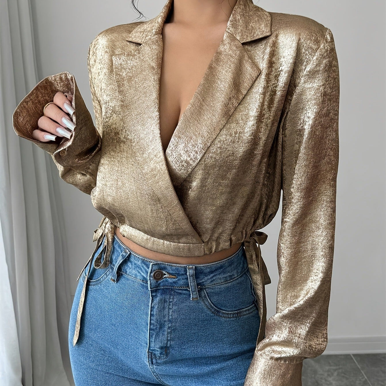 Blusa para mujer de satén brillante con cuello camisero estilo entallado - Clara