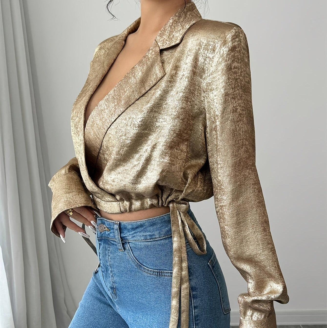 Blusa para mujer de satén brillante con cuello camisero estilo entallado - Clara