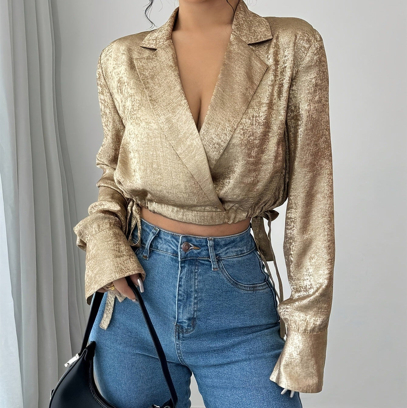 Blusa para mujer de satén brillante con cuello camisero estilo entallado - Clara