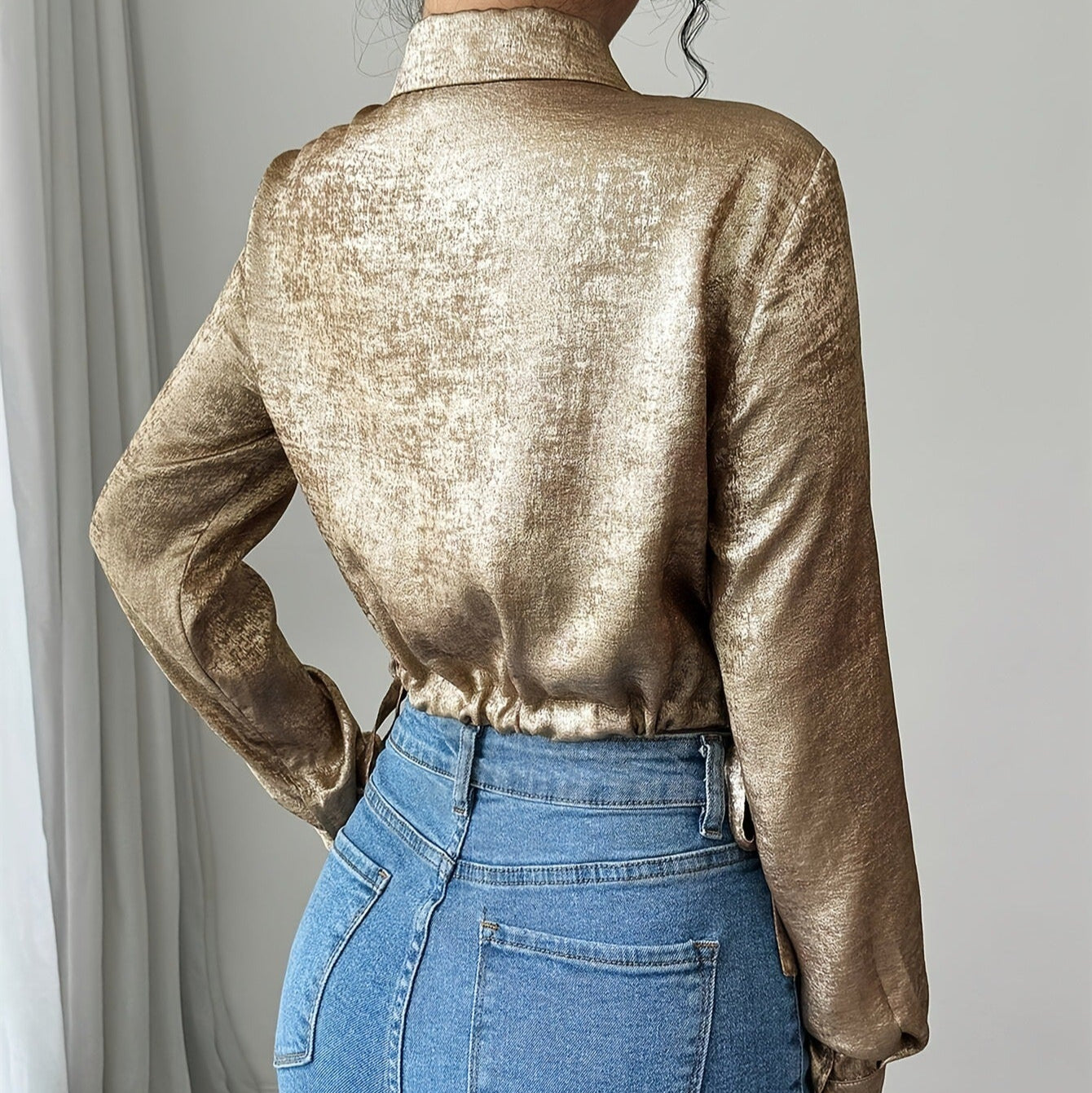 Blusa para mujer de satén brillante con cuello camisero estilo entallado - Clara