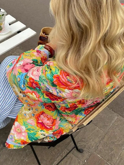 ColorCascade - Elegante chaqueta para la próxima primavera