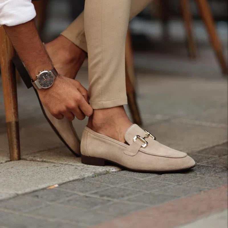 Elegantes mocasines de caballero de ante con cordones