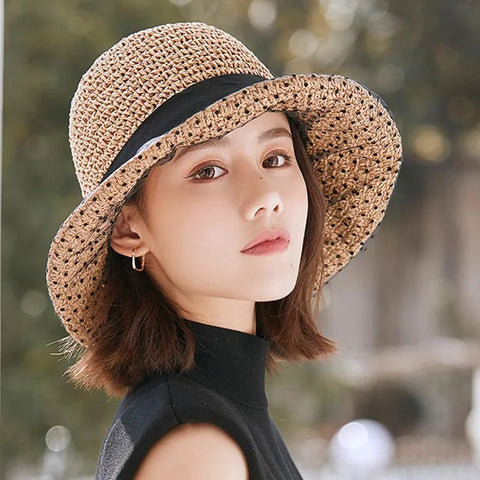 Sombrero de verano de lunares con bordado de ojales para un look chic