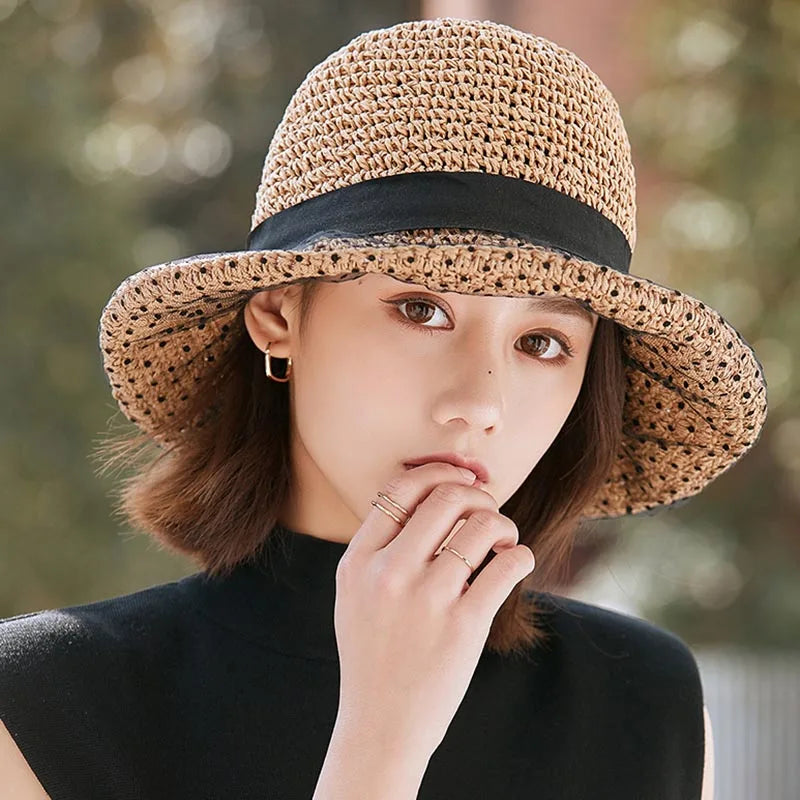 Sombrero de verano de lunares con bordado de ojales para un look chic