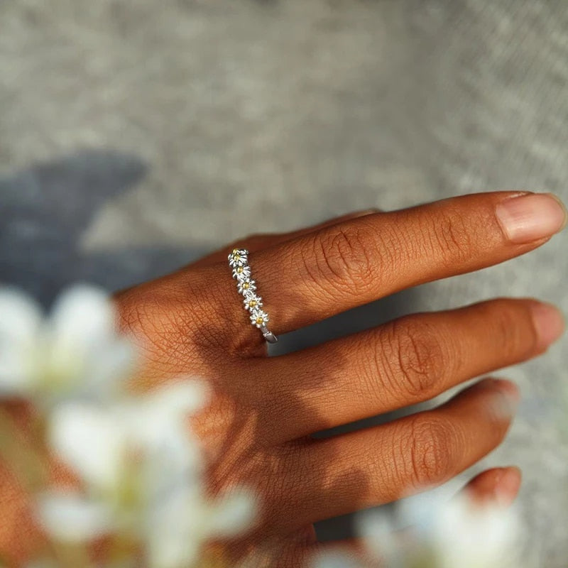 Juliette - Anillo Elegante con Filigrana de Margarita