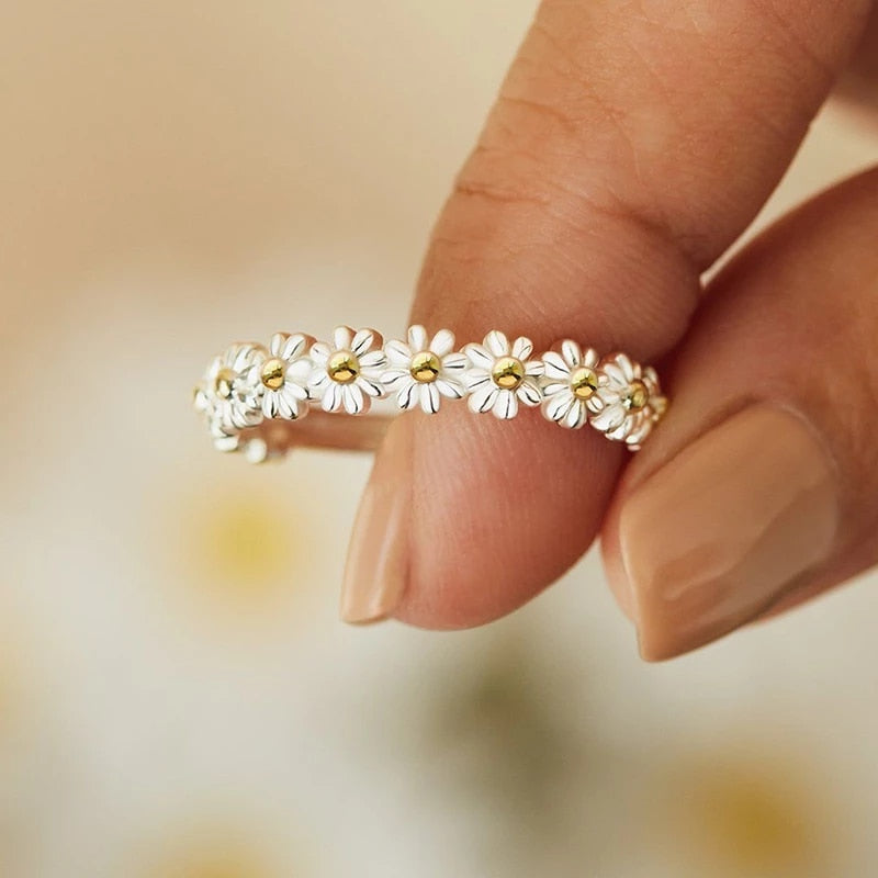 Juliette - Anillo Elegante con Filigrana de Margarita