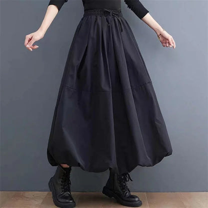 Falda globo negra lisa con un diseño voluminoso y moderno, perfecta para un look moderno y versátil
