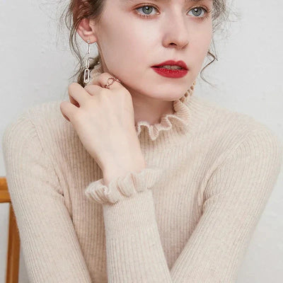 Lilia - Jersey de cuello alto de canalé con cuello de volantes