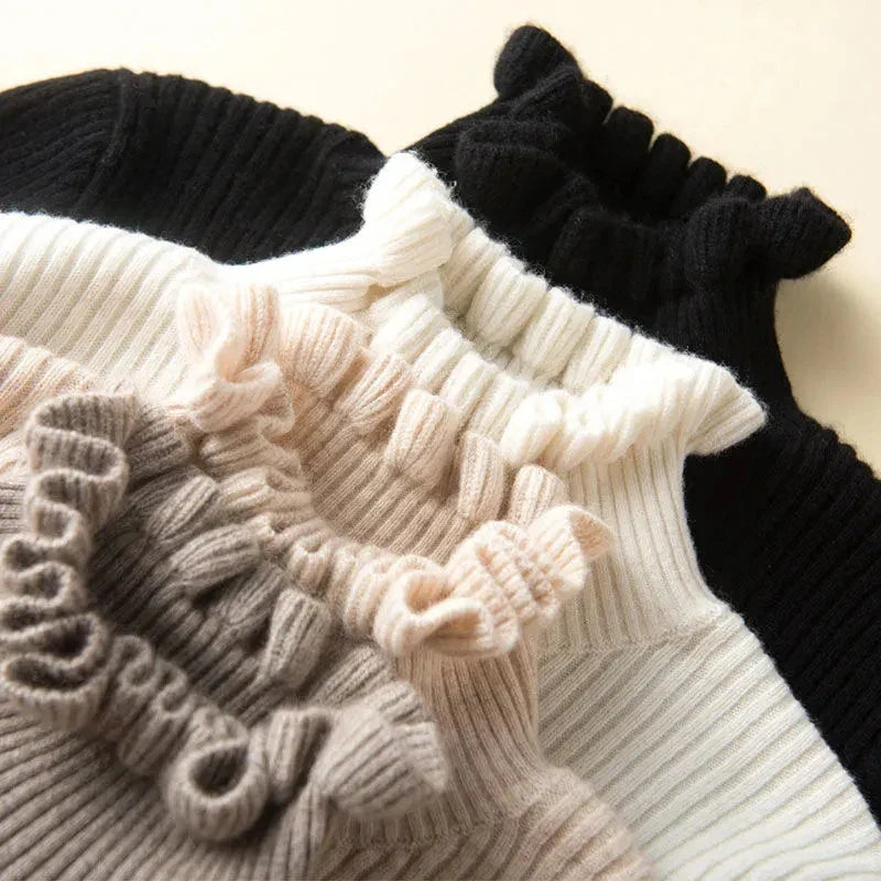 Lilia - Jersey de cuello alto de canalé con cuello de volantes