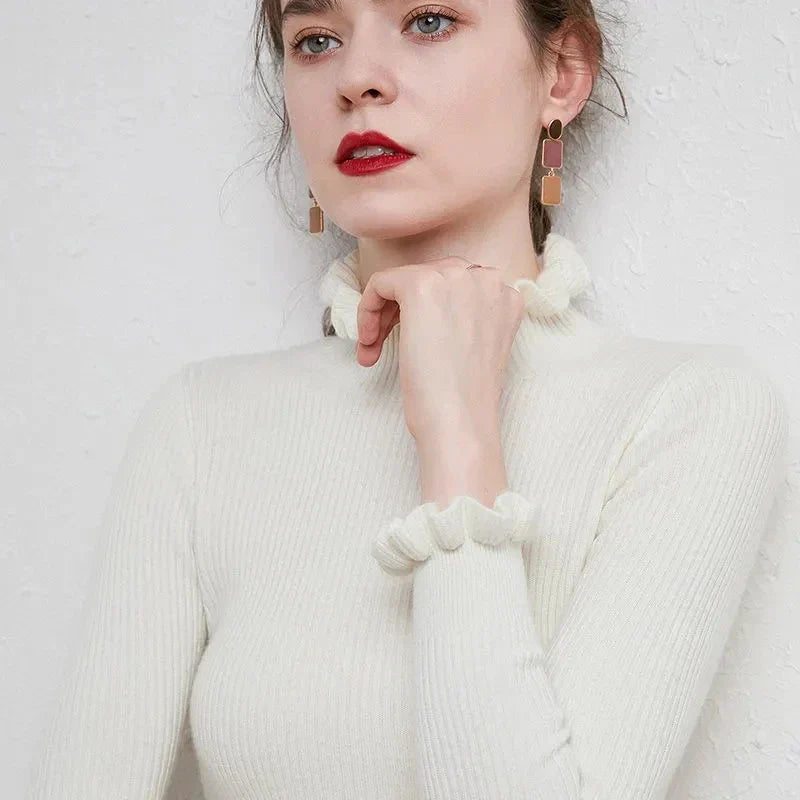 Lilia - Jersey de cuello alto de canalé con cuello de volantes