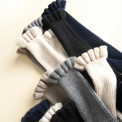 Lilia - Jersey de cuello alto de canalé con cuello de volantes