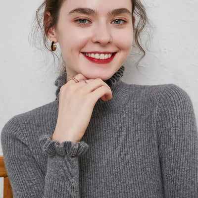 Lilia - Jersey de cuello alto de canalé con cuello de volantes