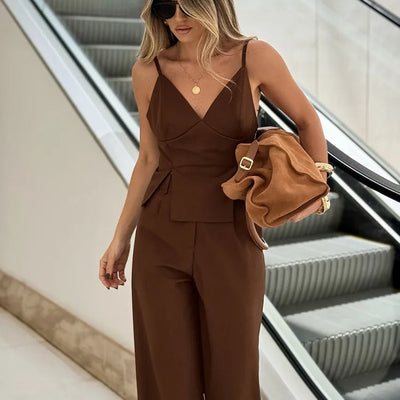 Conjunto de pantalón para mujer con tirantes y escote en pico estilo minimalista - Renata