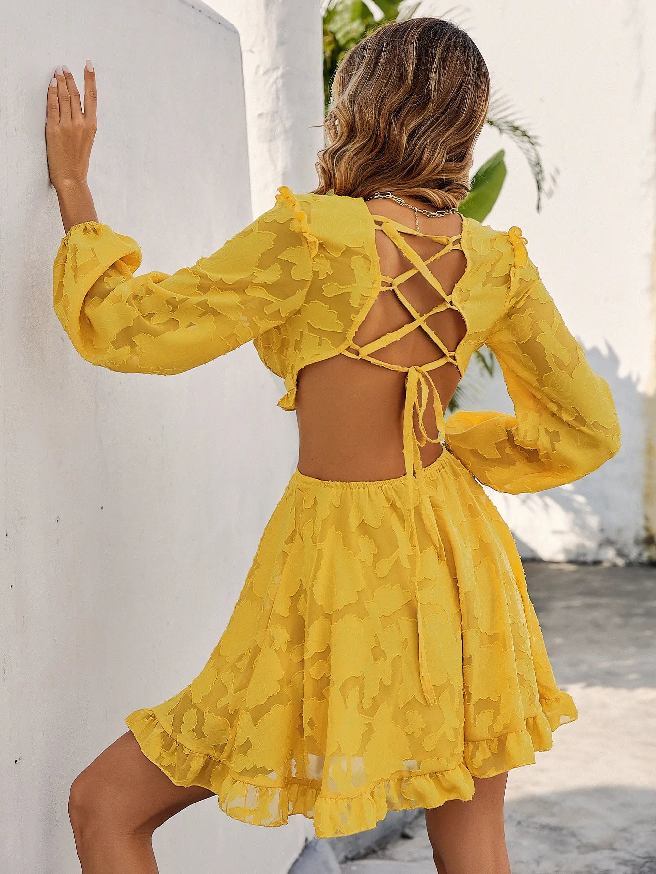 Adalynn - Vestido amarillo con espalda descubierta