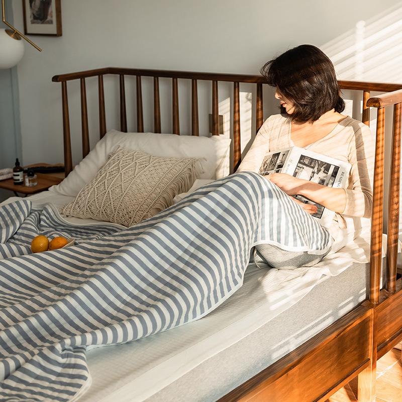 Colcha ligera de verano a rayas