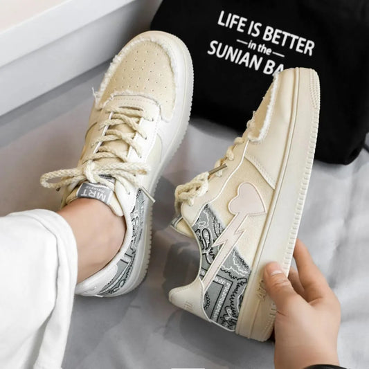 Zapatillas para mujer panel estampado paisley con detalle corazón - Lía