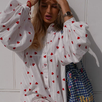 Charis - Vestido camisero largo con cuello alto y estampado de corazones a rayas