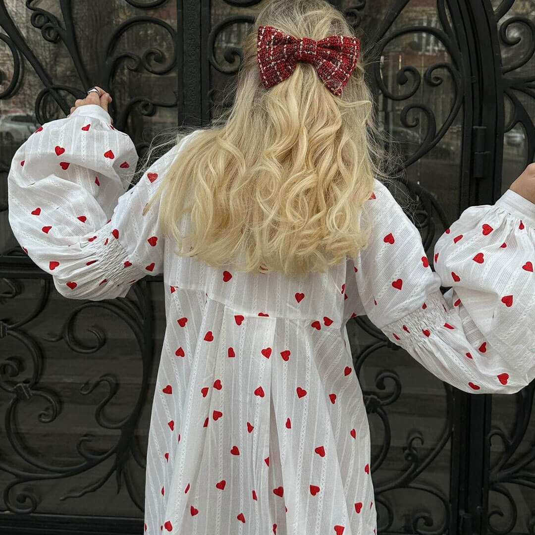 Charis - Vestido camisero largo con cuello alto y estampado de corazones a rayas