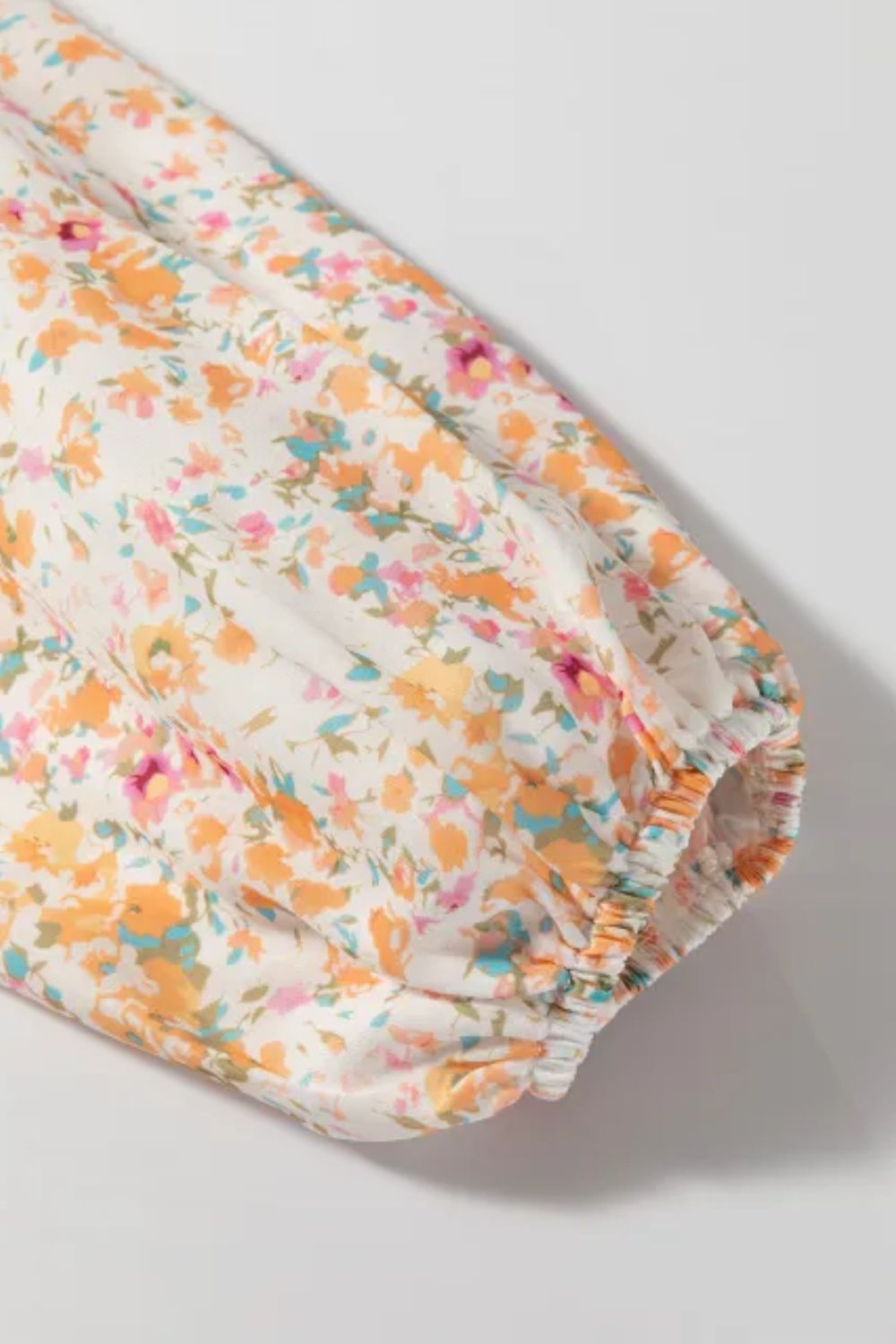 Arielle - Minivestido estampado con escote en V y mangas globo