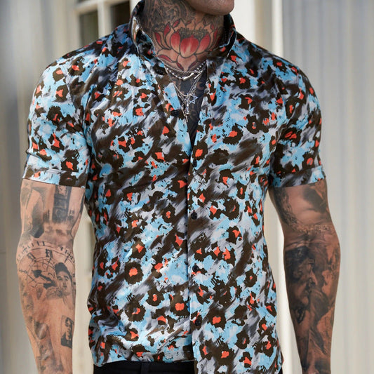 Camisa casual de manga corta para hombre con un diseño exótico