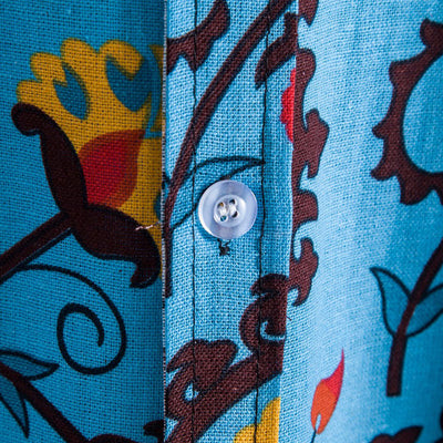 Llamativa camiseta estampada de manga corta para hombre con un moderno diseño retro