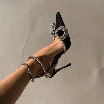 Layla - Zapatos de tacón mariposa de satén con puntera puntiaguda