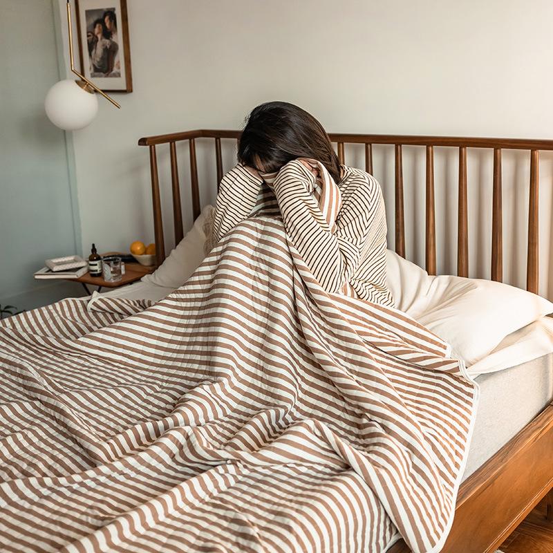 Colcha ligera de verano a rayas