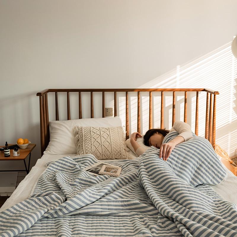 Colcha ligera de verano a rayas